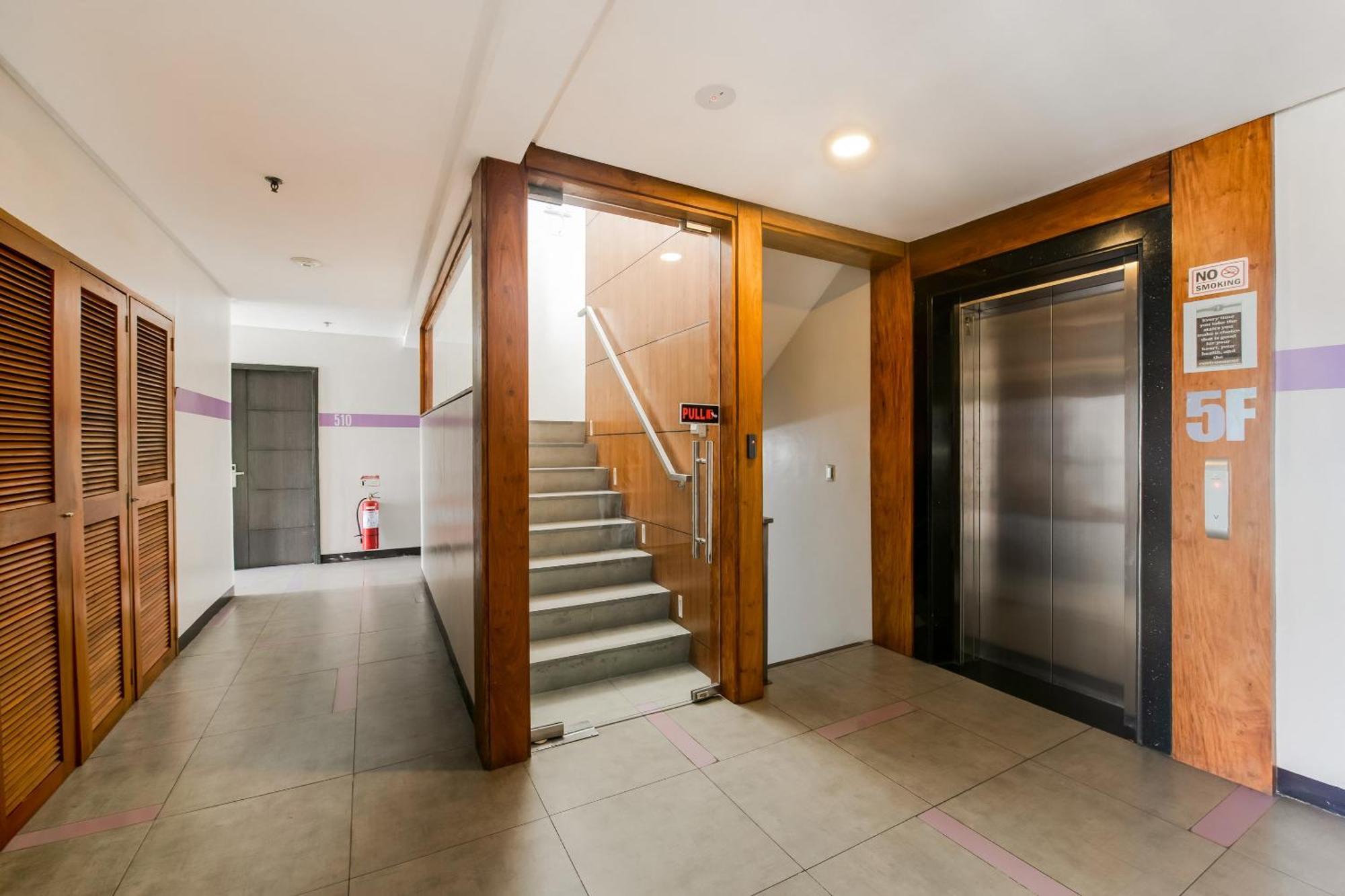 Oyo 136 Regal Residences كويزون سيتي المظهر الخارجي الصورة