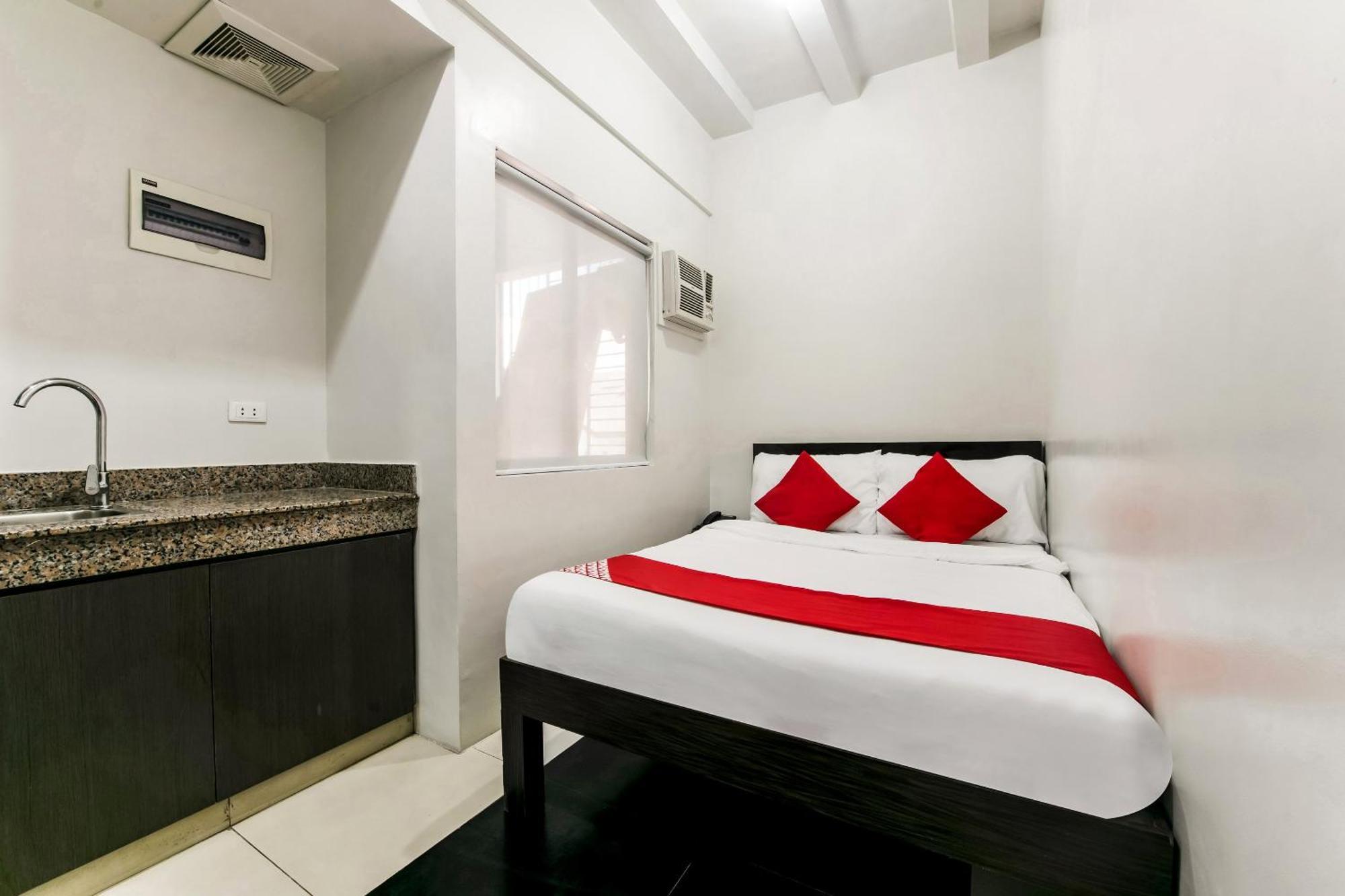 Oyo 136 Regal Residences كويزون سيتي المظهر الخارجي الصورة