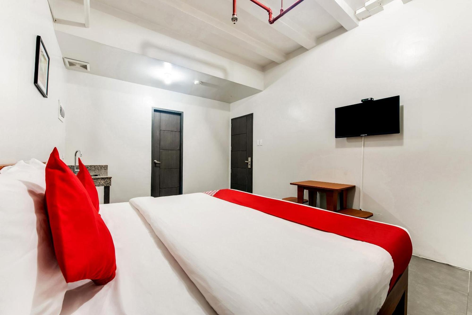 Oyo 136 Regal Residences كويزون سيتي المظهر الخارجي الصورة