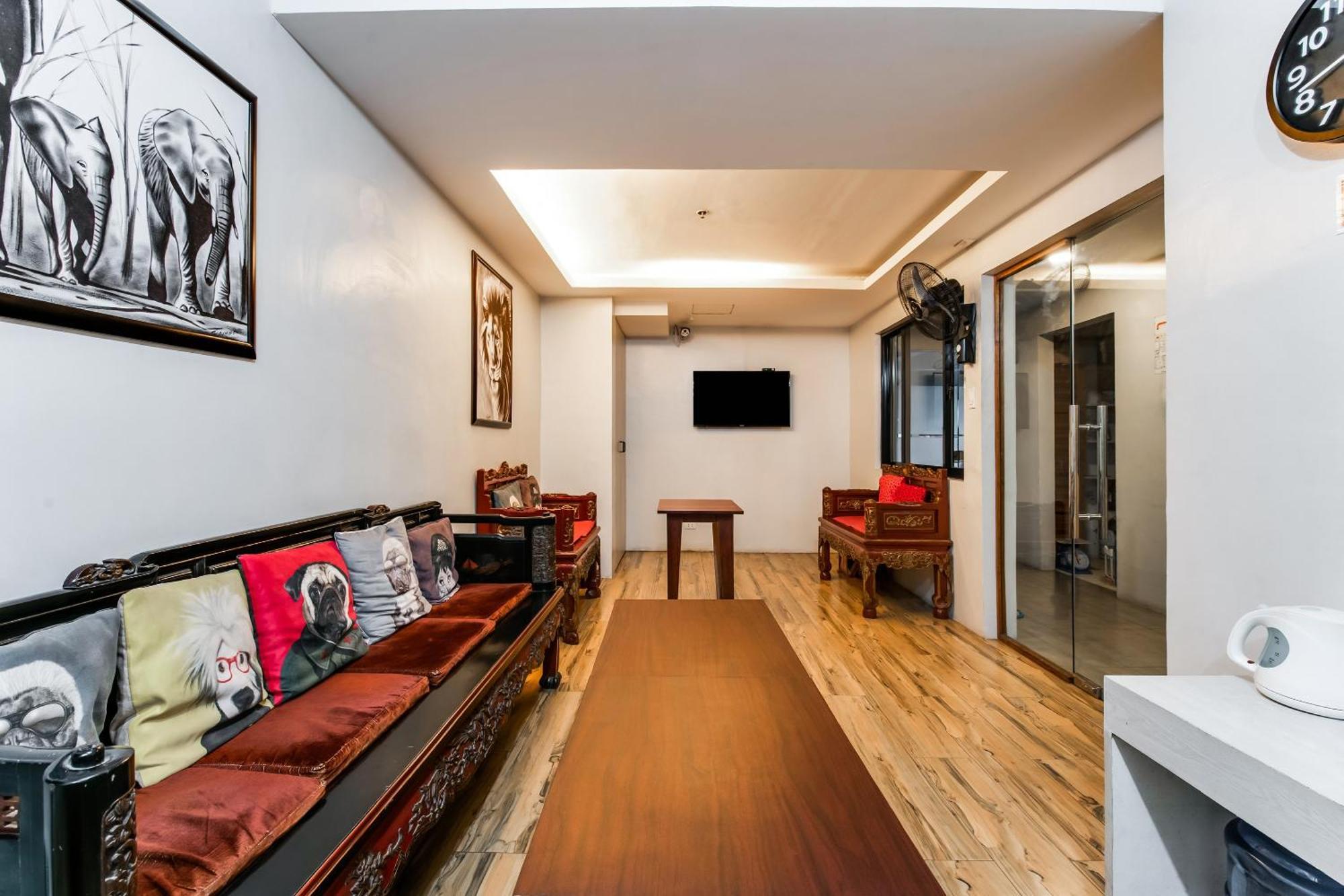 Oyo 136 Regal Residences كويزون سيتي المظهر الخارجي الصورة