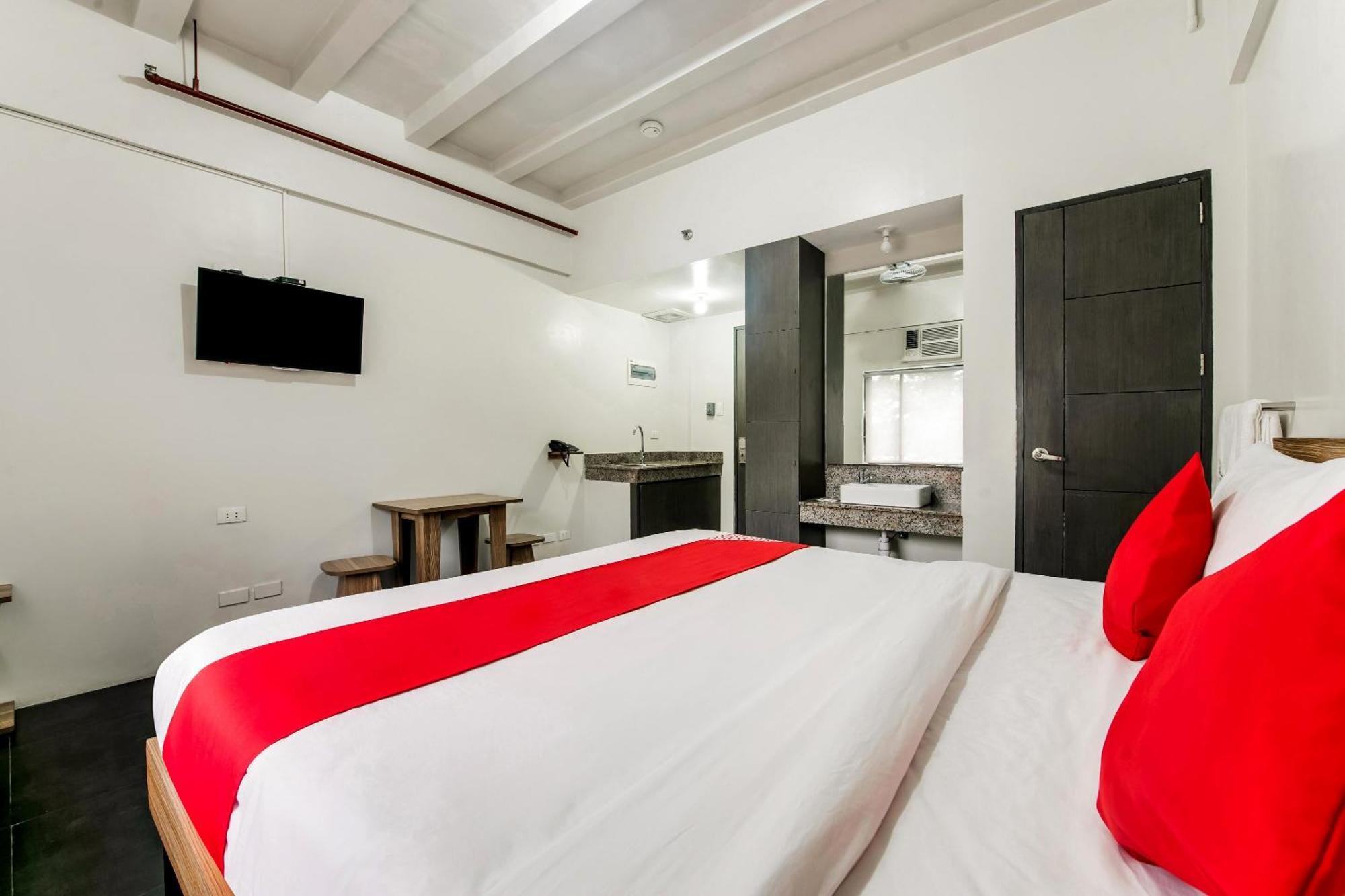 Oyo 136 Regal Residences كويزون سيتي المظهر الخارجي الصورة