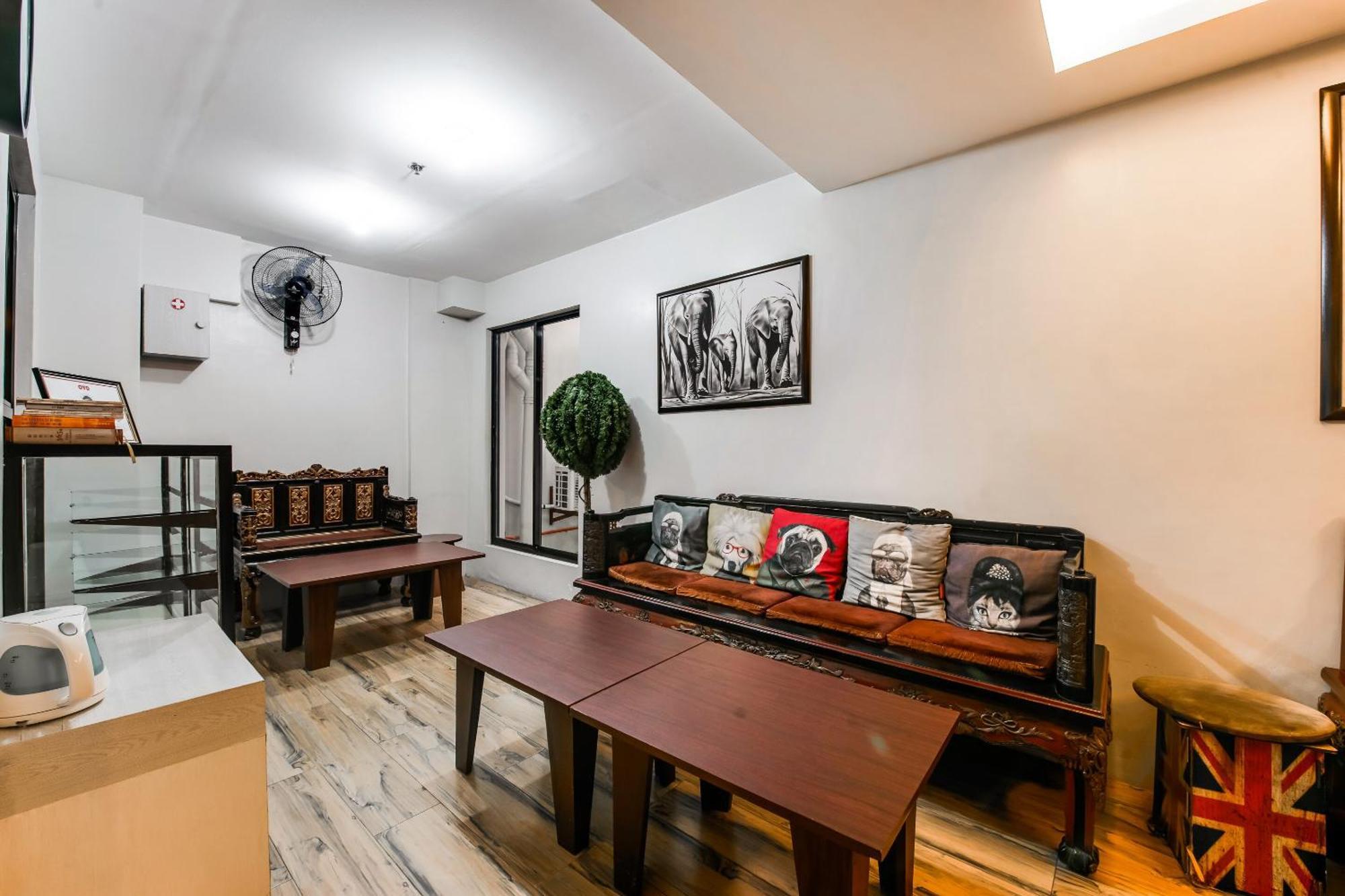 Oyo 136 Regal Residences كويزون سيتي المظهر الخارجي الصورة